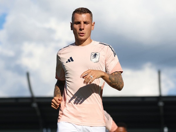 Lucas Digne Perpanjang Kontrak dengan Aston Villa hingga 2028